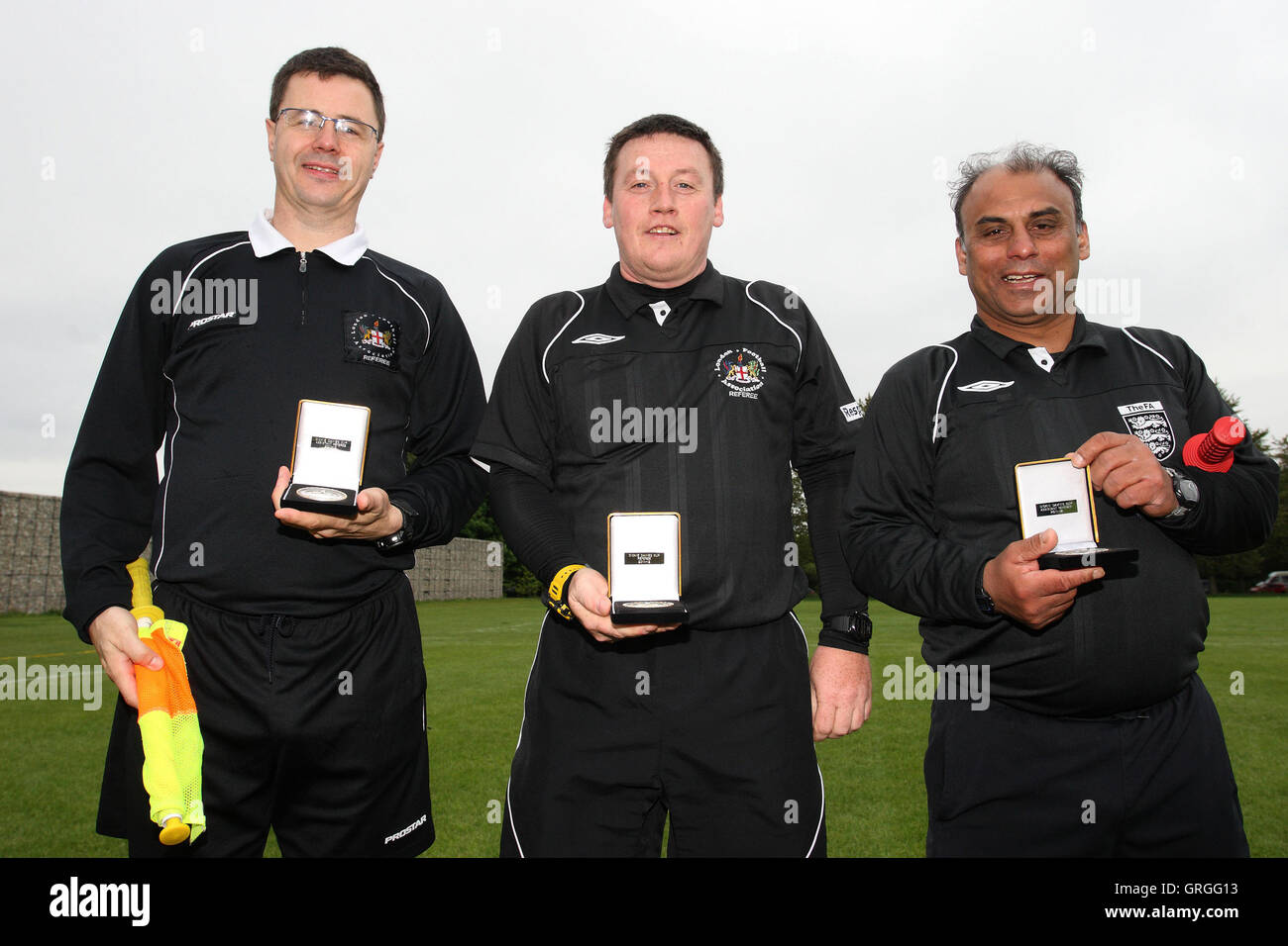 Lapton celebrare con il cup - Lapton vs Black meteore - Hackney & Leyton Domenica League Dickie Davies Cup finale di calcio Sou Foto Stock