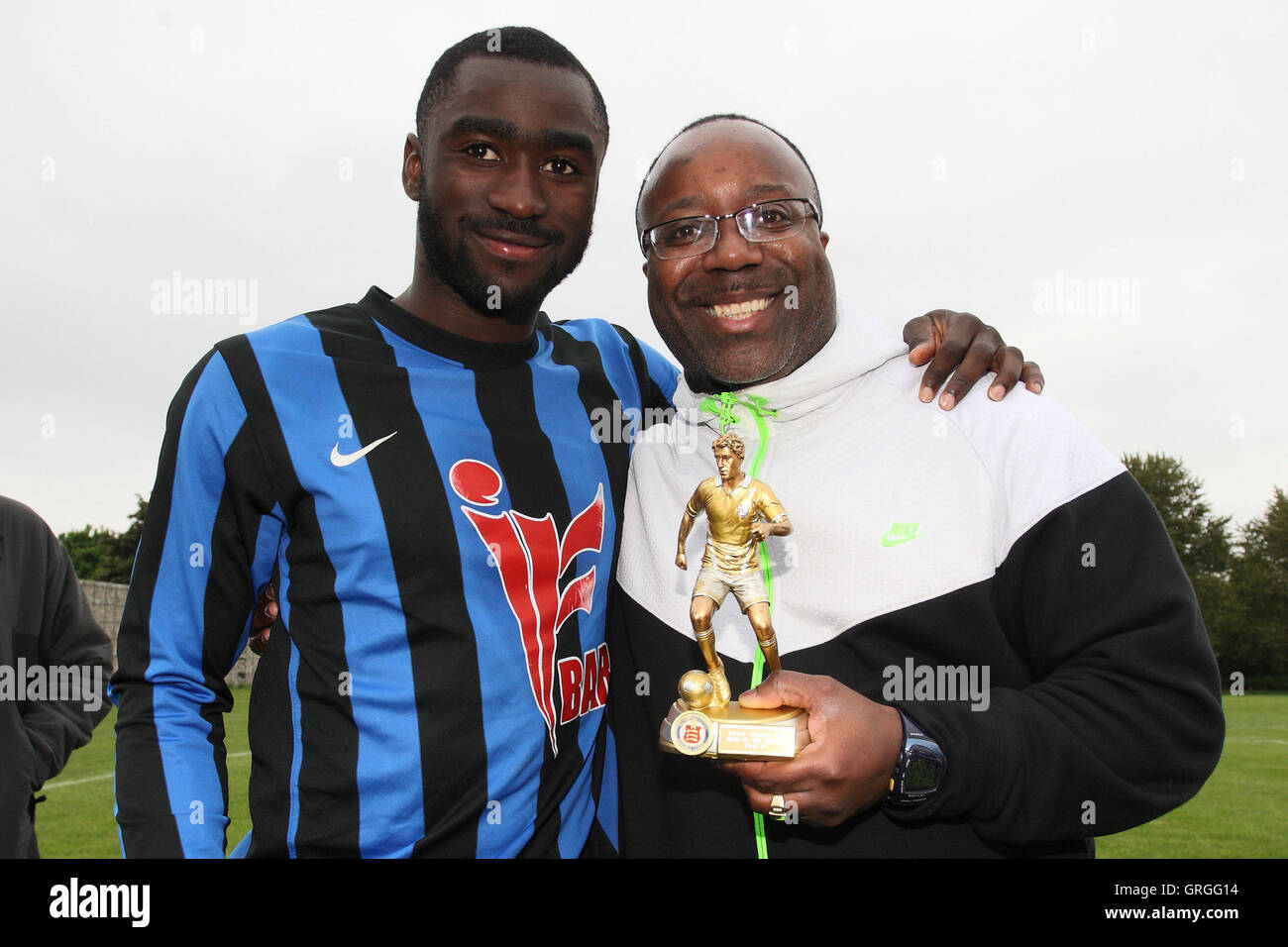 Lapton celebrare con il cup - Lapton vs Black meteore - Hackney & Leyton Domenica League Dickie Davies Cup finale di calcio Sou Foto Stock
