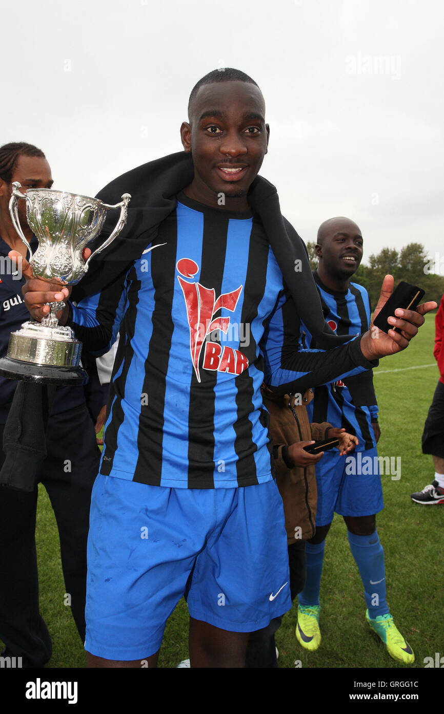 Lapton celebrare con il cup - Lapton vs Black meteore - Hackney & Leyton Domenica League Dickie Davies Cup finale di calcio Sou Foto Stock