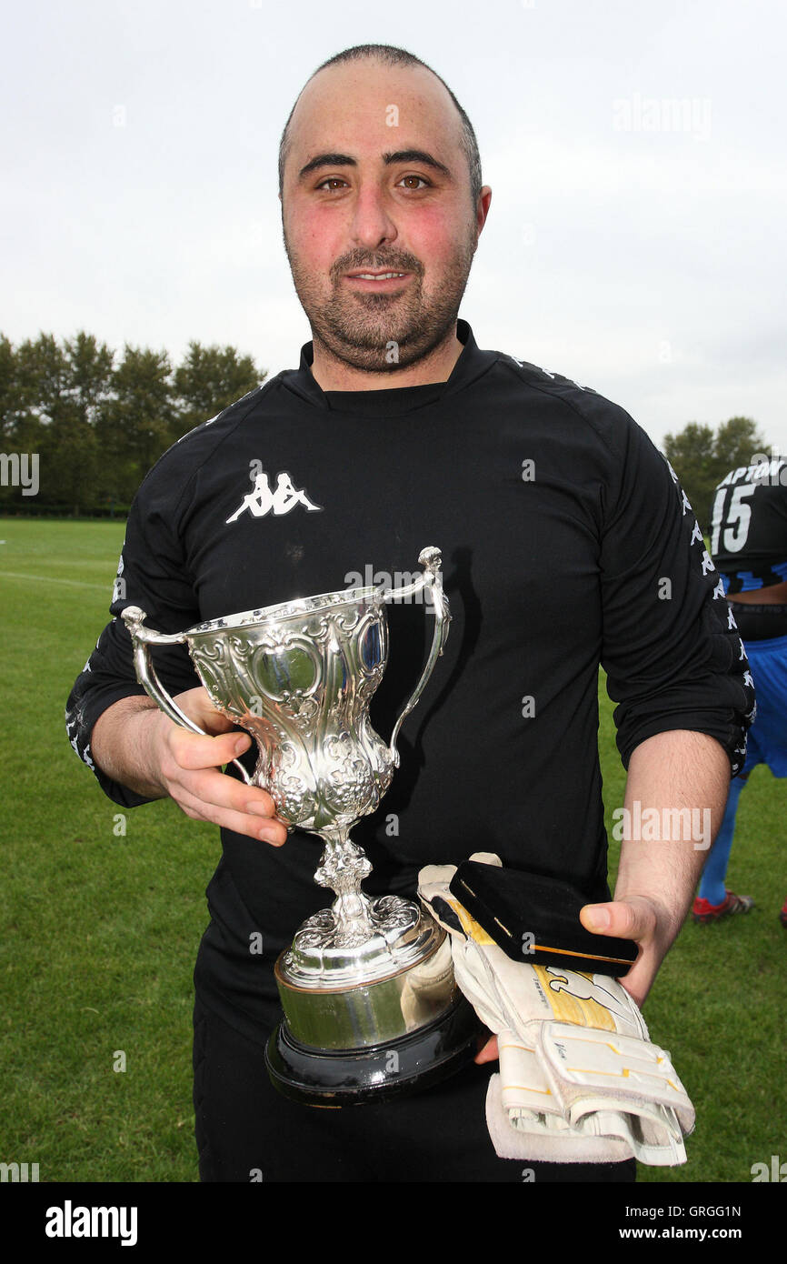 Lapton celebrare con il cup - Lapton vs Black meteore - Hackney & Leyton Domenica League Dickie Davies Cup finale di calcio Sou Foto Stock