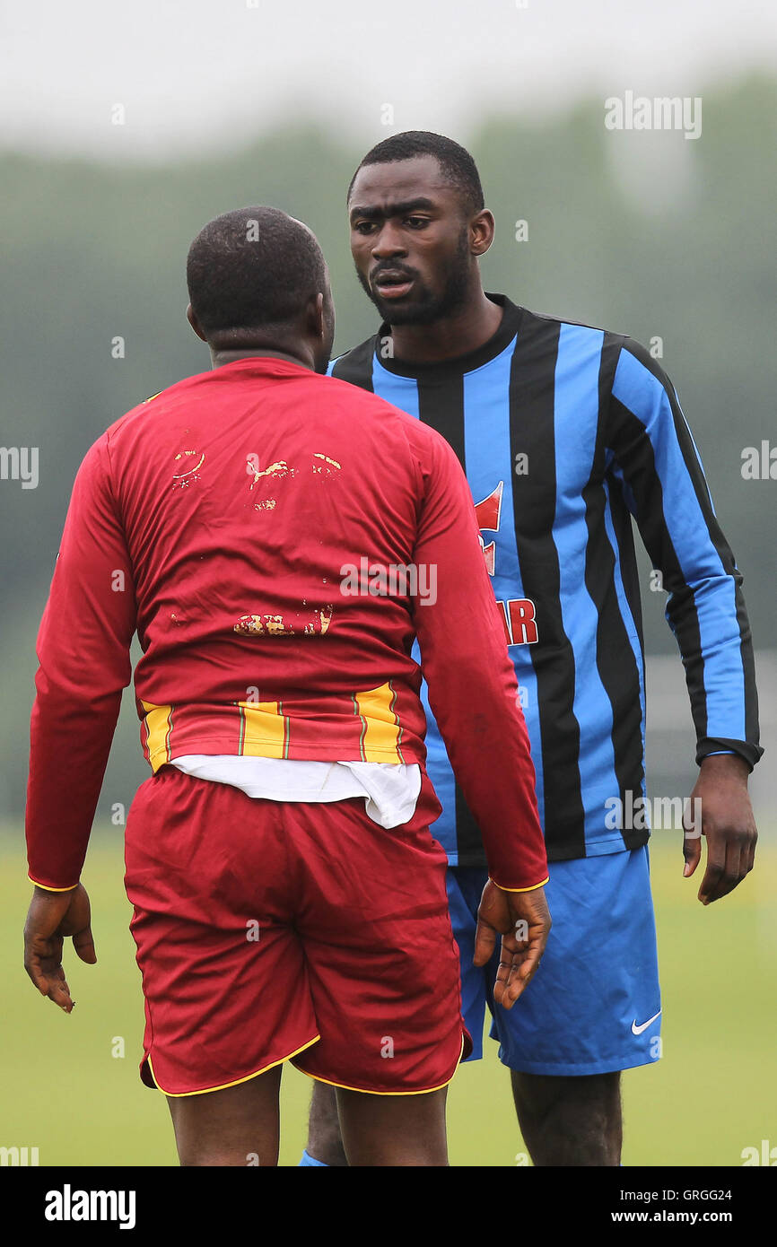 Lapton vs Black meteore - Hackney & Leyton Domenica League Dickie Davies Cup finale di calcio a sud di Marsh, Hackney paludi, Londo Foto Stock