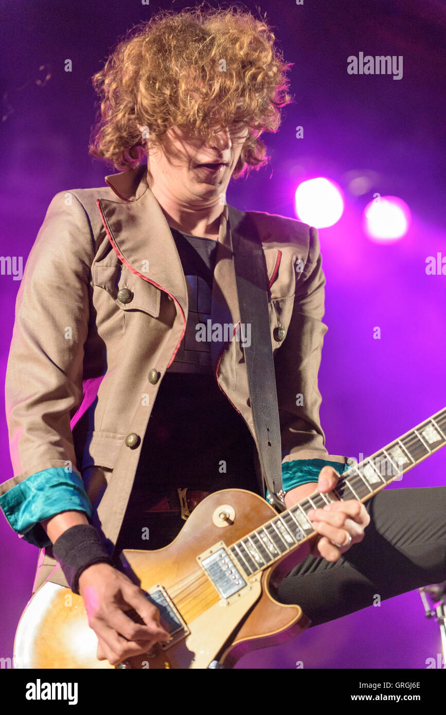 Dan Hawkins delle tenebre in esecuzione al Weyfest, Farnham, Surrey, Regno Unito. Agosto 20, 2016. Foto Stock