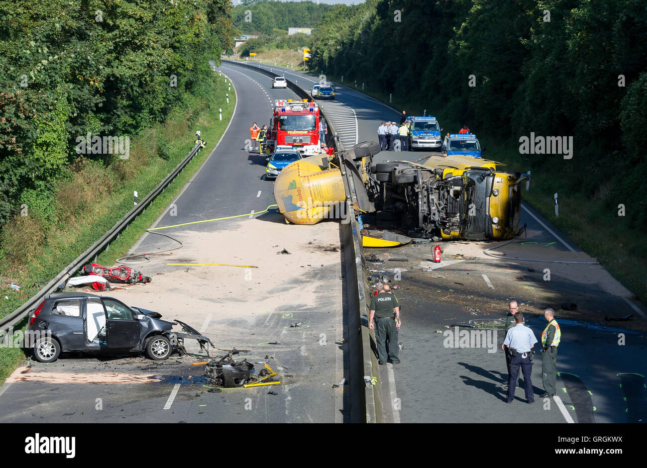 Muenster, Germania. 7 Sep, 2016. Un camion che trasportava roba di alimentazione può essere visto inclinato sopra al B54 autostrada federale tra Muenster e Gronau in Muenster, Germania, 7 settembre 2016. Un camion provenienti da Muenster iniziato flottante e ribaltato per finora motivi sconosciuti. Il rimorchio è caduto sulla corsia che sopraggiungono in cui diverse autovetture colpite. Tre persone sono morte durante l'incidente. Foto: GUIDO KIRCHNER/dpa/Alamy Live News Foto Stock