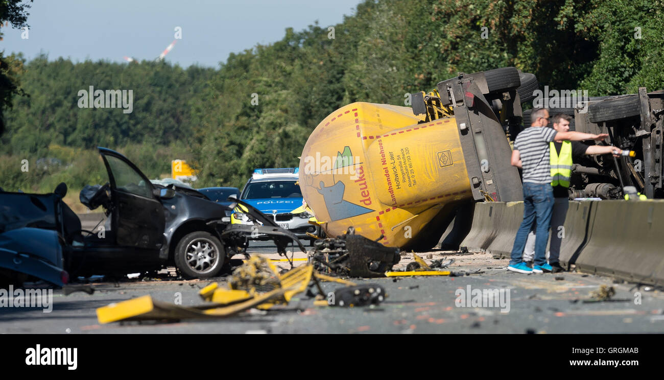 Muenster, Germania. 7 Sep, 2016. Un camion che trasportava roba di alimentazione può essere visto inclinato sopra al B54 autostrada federale tra Muenster e Gronau in Muenster, Germania, 7 settembre 2016. Un camion provenienti da Muenster iniziato flottante e ribaltato per finora motivi sconosciuti. Il rimorchio è caduto sulla corsia che sopraggiungono in cui diverse autovetture colpite. Tre persone sono morte durante l'incidente. Foto: GUIDO KIRCHNER/dpa/Alamy Live News Foto Stock