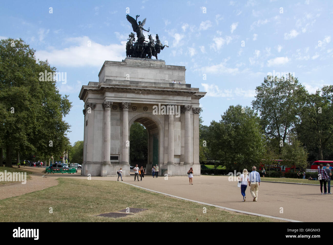 Londra, Regno Unito. 7 Sep, 2016. Regno Unito: Meteo Wellington Arch inondata di sole. Popolazione gode di un clima caldo ed umido in Green Park a Londra con il settembre registrato come il più caldo in 100 anni come l'autunno canicola continuare a credito: amer ghazzal/Alamy Live News Foto Stock