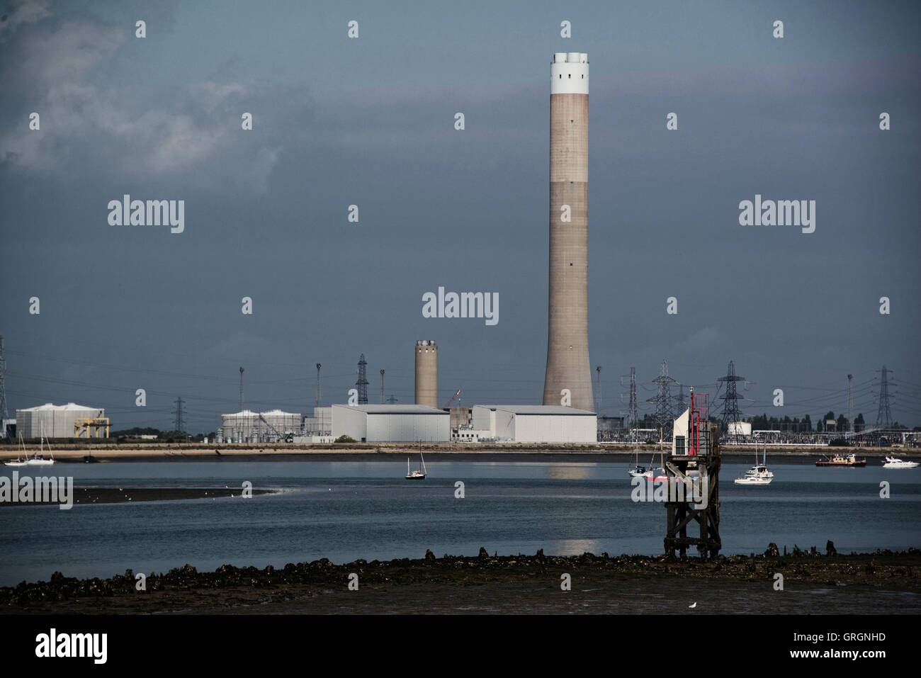 Queenborough, Kent, Regno Unito. 7 Sep, 2016. Demolizione di grano Power Station camino. Appena prima che le cariche di demolizione si spengono. Credito: Ben Holmes/Alamy Live News Foto Stock