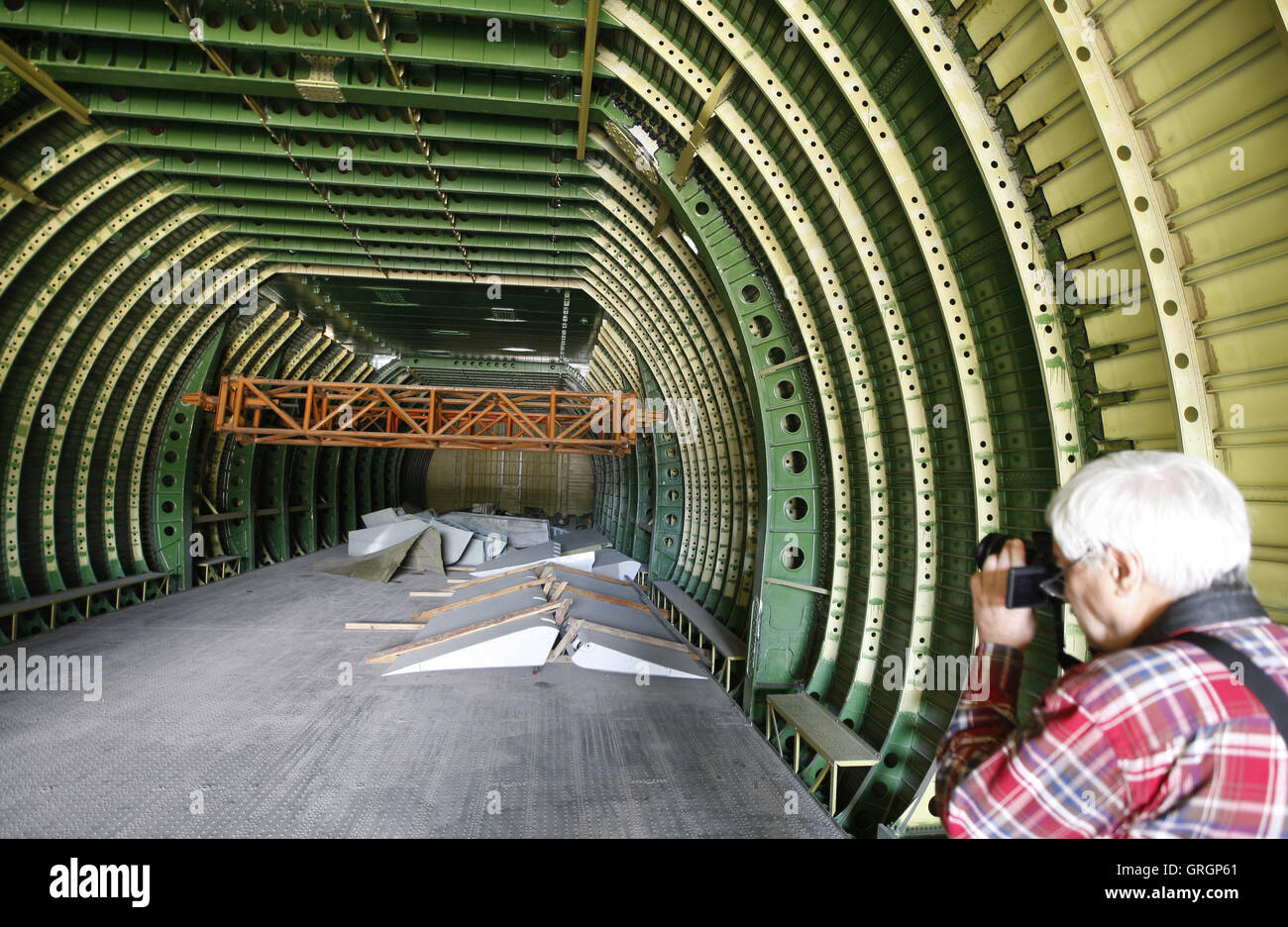 Kiev, Ucraina. 7 Sep, 2016. Una fusoliera di un secondo modello di Antonov un-225 ''Mriya'' cargo aereo Antonov a impianto di aeromobili a Kiev, il 7 settembre, 2016. La leadership di ucraino del costruttore di aeromobili ha informato che la seconda istanza di Antonov-225 ''Mriya'' (sogno), originariamente sviluppato per l'Unione Sovietica di abbandonato lo space shuttle programma, sarà finito di costruire per la Cina entro i prossimi cinque anni. Credito: ZUMA Press, Inc./Alamy Live News Foto Stock