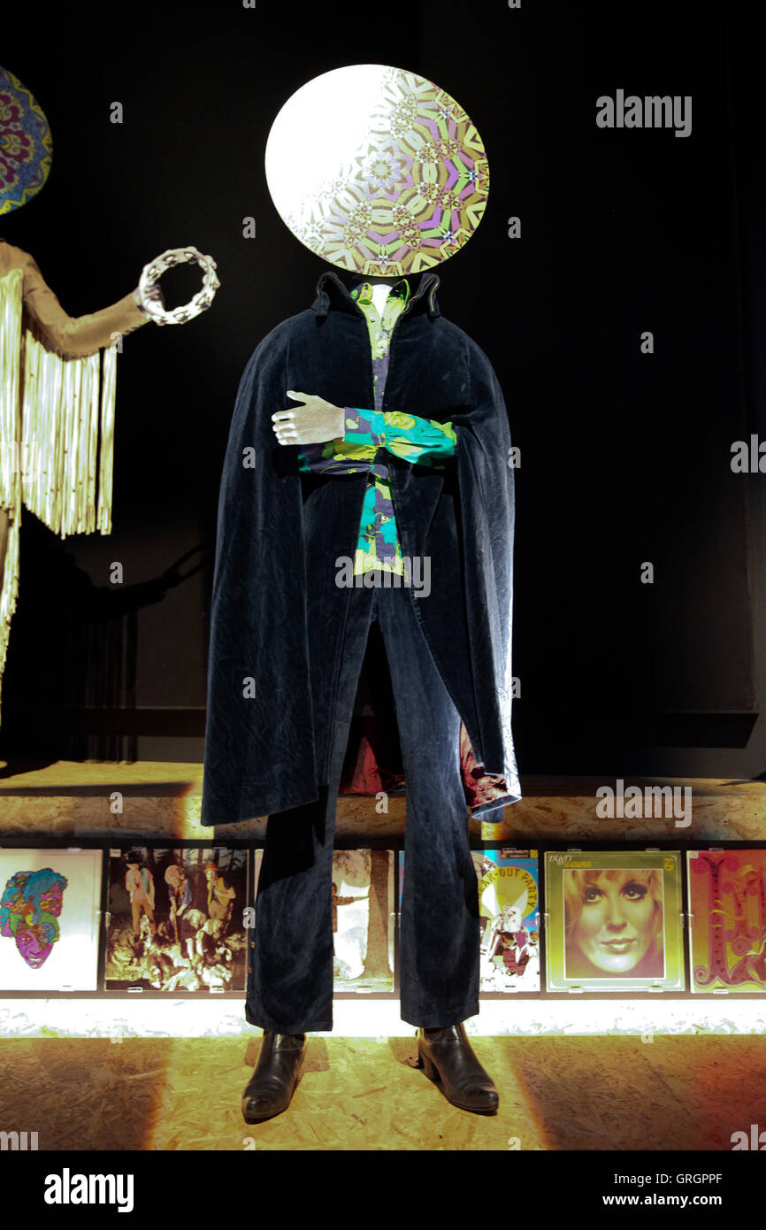 Victoria and Albert Museum di Londra, Regno Unito. 7 Sep, 2016. Mitch Mitchell's Velvet tuta e stivali Beatle. La parola che si desidera una rivoluzione? I record e i ribelli 1966-70' mostra esplora ser-la definizione di significato e impatto della fine degli anni sessanta a oggi la vita entro un completamente coinvolgente e drammatica esperienza audiovisiva. La mostra si apre al pubblico sabato 10 settembre fino al 26 febbraio 2017. Credito: Dinendra Haria/Alamy Live News Foto Stock
