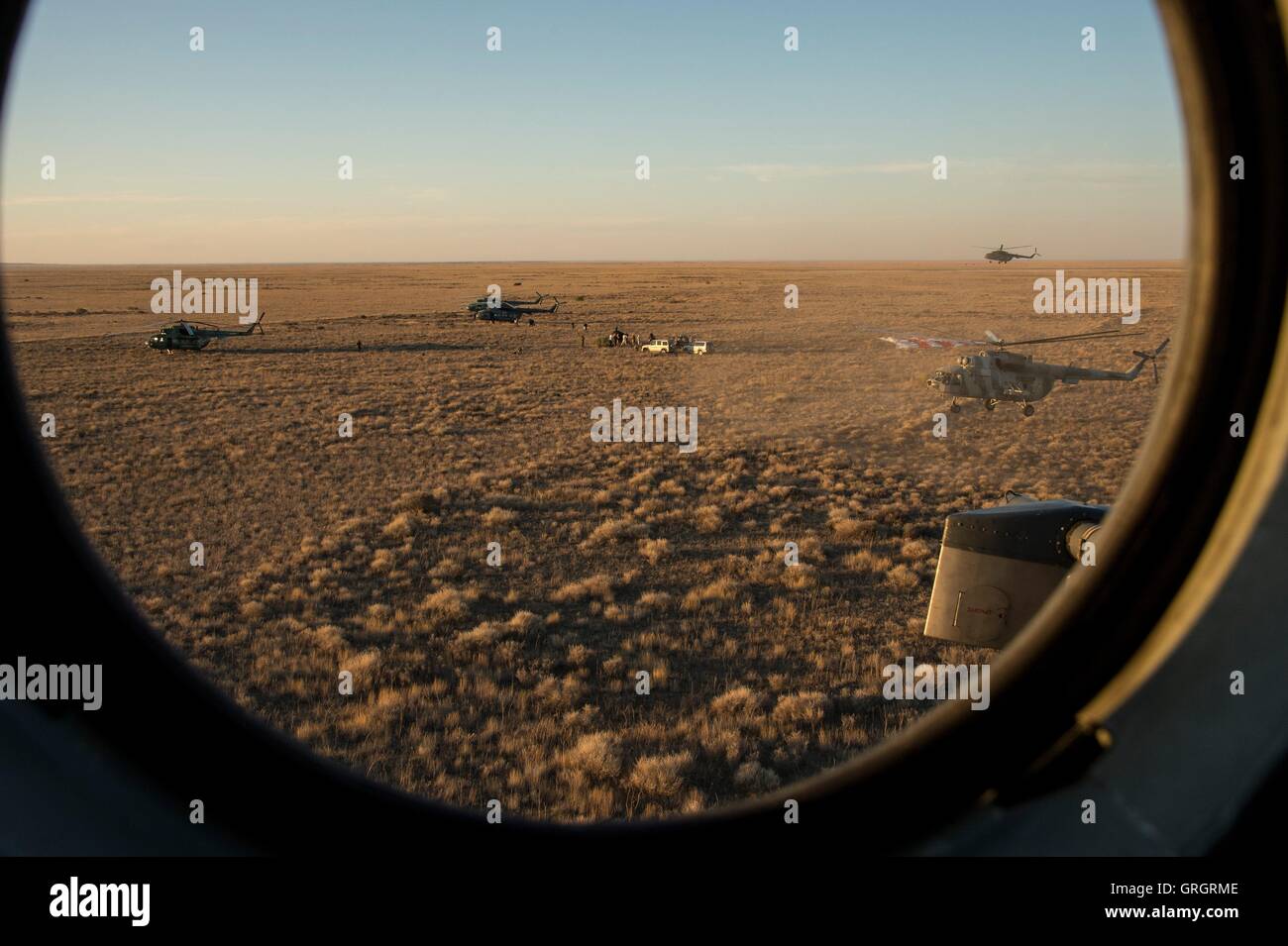 Ricerca russo e delle squadre di soccorso di arrivare in elicottero a Soyuz TMA-20M che trasportano veicoli spaziali Expedition 48 equipaggio dalla stazione spaziale internazionale in una remota area di atterraggio 7 Settembre 2016 vicino Zhezkazgan, Kazakistan. A bordo della navicella spaziale sono astronauta americano Jeff Williams e cosmonauti russi Alexey Ovchinin, e Oleg Skripochka tornando da 172 giorni nello spazio. Foto Stock