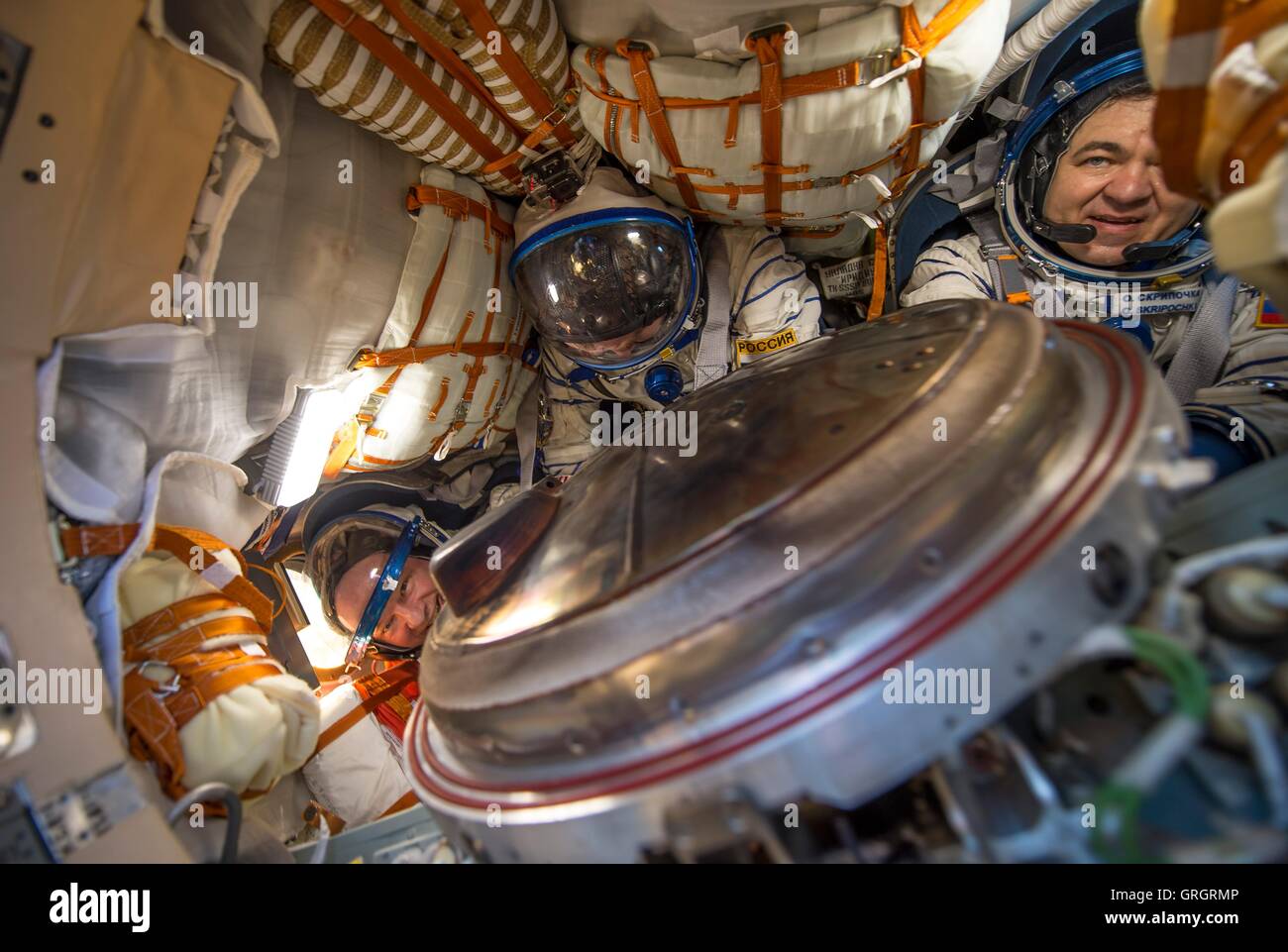 Uno sguardo all'interno di Soyuz TMA-20M veicolo spaziale dopo la botola è stata aperta con la Stazione Spaziale Internazionale Expedition 48 membri di equipaggio a pochi istanti dopo sbarcarono in una remota area di atterraggio 7 Settembre 2016 vicino Zhezkazgan, Kazakistan. A bordo della navicella spaziale sono astronauta americano Jeff Williams e cosmonauti russi Alexey Ovchinin, e Oleg Skripochka tornando da 172 giorni nello spazio. Foto Stock