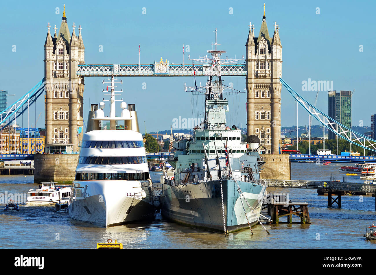 Londra, UK, 7 settembre 2016 Andrey Melnichenko's accattivante £225m Philippe Starck-progettato barca ormeggiata accanto a D-Day nave da guerra HMS Belfast on Thames. Uno dei più famosi al mondo dei superyacht, yacht A, è arrivato a Londra, ormeggio fino a fianco di una storica nave da guerra britannica sul Tamigi nel centro della capitale. Credito: JOHNNY ARMSTEAD/Alamy Live News Foto Stock