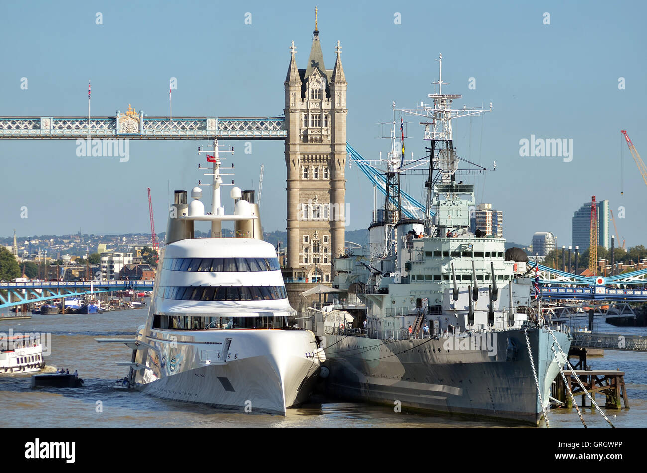 Londra, UK, 7 settembre 2016 Andrey Melnichenko's accattivante £225m Philippe Starck-progettato barca ormeggiata accanto a D-Day nave da guerra HMS Belfast on Thames. Uno dei più famosi al mondo dei superyacht, yacht A, è arrivato a Londra, ormeggio fino a fianco di una storica nave da guerra britannica sul Tamigi nel centro della capitale. Credito: JOHNNY ARMSTEAD/Alamy Live News Foto Stock