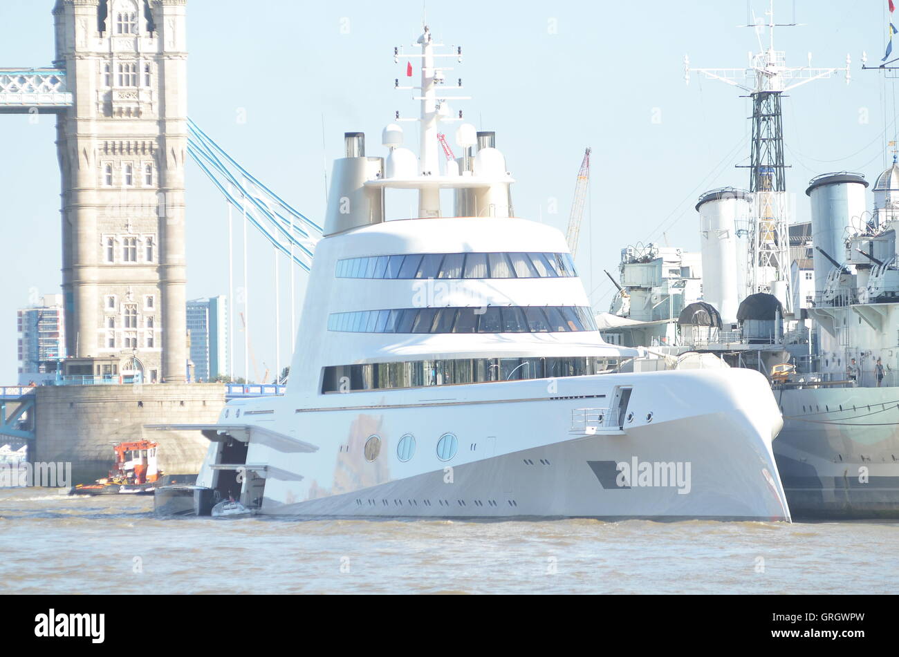 Londra, UK, 7 settembre 2016 Andrey Melnichenko's accattivante £225m Philippe Starck-progettato barca ormeggiata accanto a D-Day nave da guerra HMS Belfast on Thames. Uno dei più famosi al mondo dei superyacht, yacht A, è arrivato a Londra, ormeggio fino a fianco di una storica nave da guerra britannica sul Tamigi nel centro della capitale. Credito: JOHNNY ARMSTEAD/Alamy Live News Foto Stock