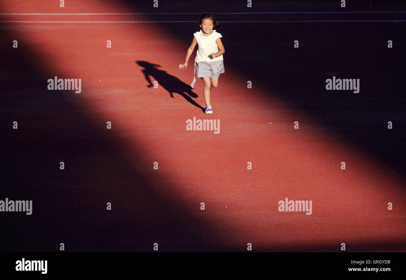 Heihe, Heihe, Cina. 8 Sep, 2016. Heihe, Cina- 27 Agosto 2016: (solo uso editoriale. Cina OUT) Tangtang, un 6-year-old girl, corre a stadium di Heihe, nordest Cina¡Â¯s Heilongjiang Provincia il 27 agosto 2016. Tangtang sogna di diventare un campione del mondo un giorno. Ispirato dal Rio Giochi, Tangtang decide di andare a scuola a piedi e le pratiche che viene eseguito ogni giorno. © SIPA Asia/ZUMA filo/Alamy Live News Foto Stock