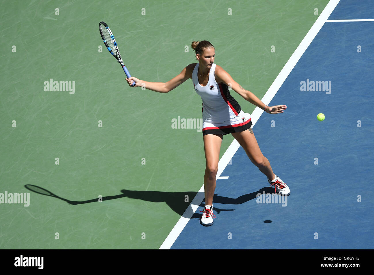 Flushing Meadows, New York, Stati Uniti d'America. 07Th Sep, 2016. Karolina Pliskova (CZE) restituisce a Ana Konjuh (CRO) in womens singoli quarti di finale. Credito: Azione Sport Plus/Alamy Live News Foto Stock