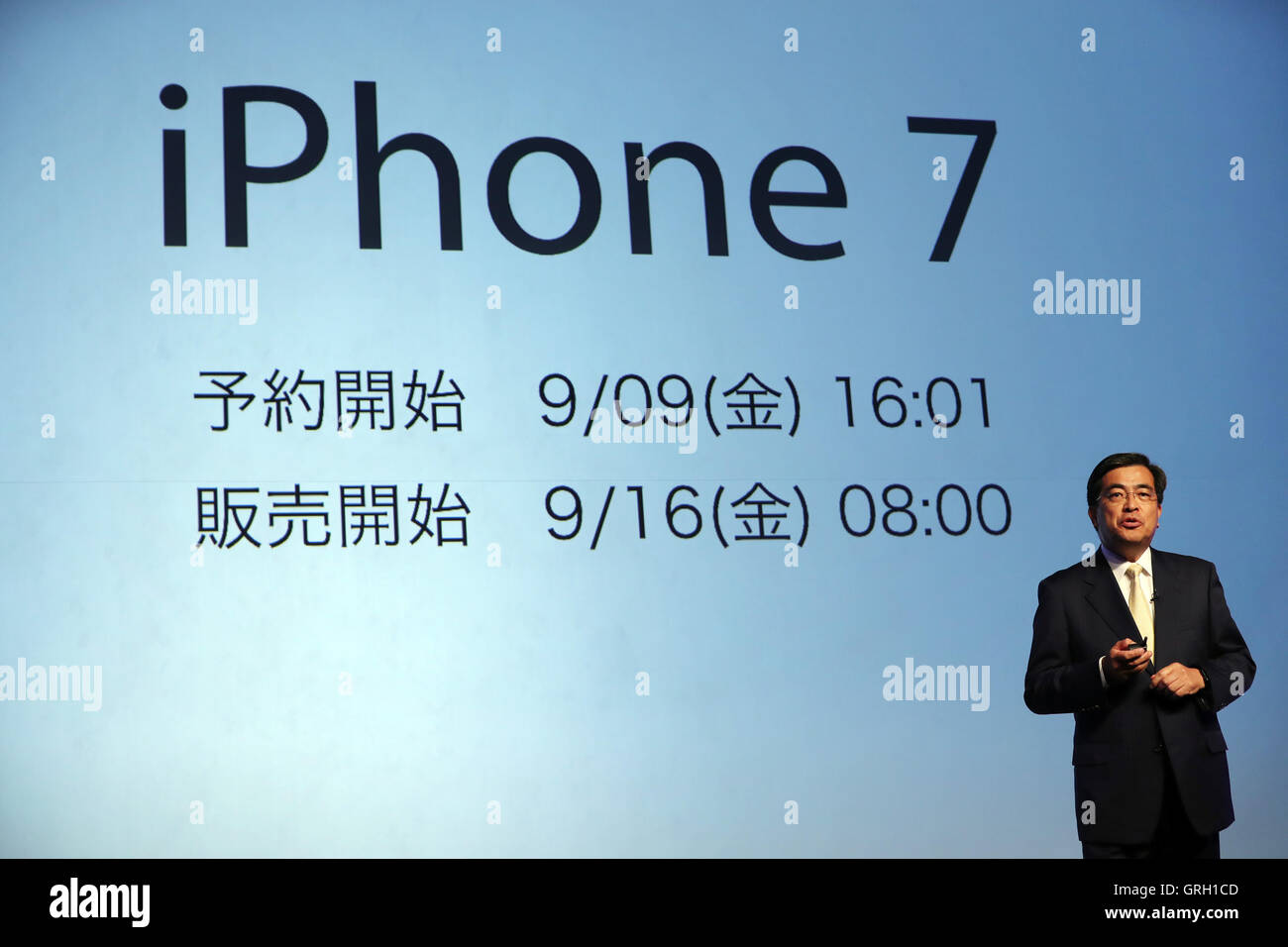 Tokyo, Giappone. 8 Sep, 2016. Giappone della comunicazione mobile Softbank gigante Yasuyuki executive Imai annuncia la società inizierà a vendere il nuovo iPhone 7 dal 16 settembre e si avvia il nuovo piano tariffario, 20GB per 6.000 yen al mese "Giga monster' a Tokyo il giovedì, 8 settembre 2016. Softbank annouced anche essi avrà inizio la quinta generazione (5G) del servizio di comunicazione mobile MIMO massiccia in questo mese © Yoshio Tsunoda/AFLO/Alamy Live News Foto Stock