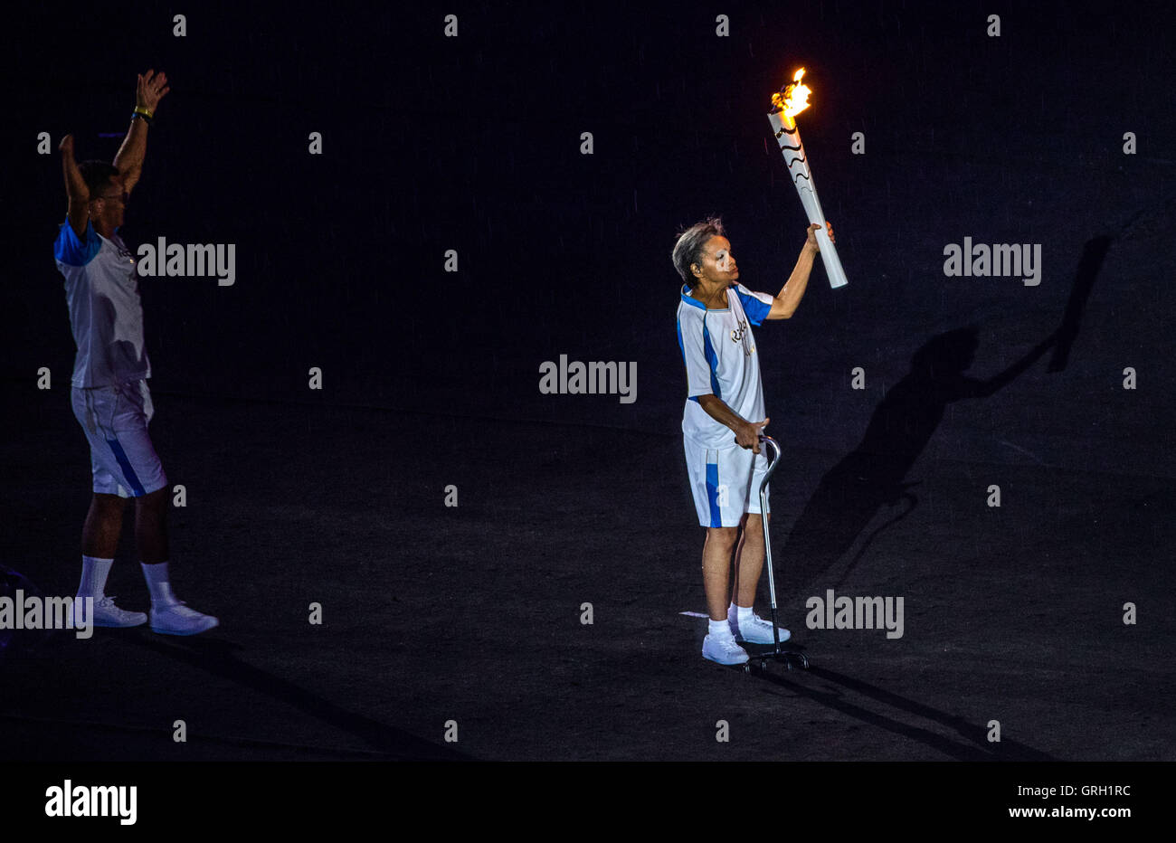 Marcia Malsar (R) detiene la torcia paralimpico durante la cerimonia di apertura del Rio 2016 Giochi Paralimpici, Rio de Janeiro, Brasile, 07 settembre 2016. Foto: Jens Buettner/dpa Foto Stock