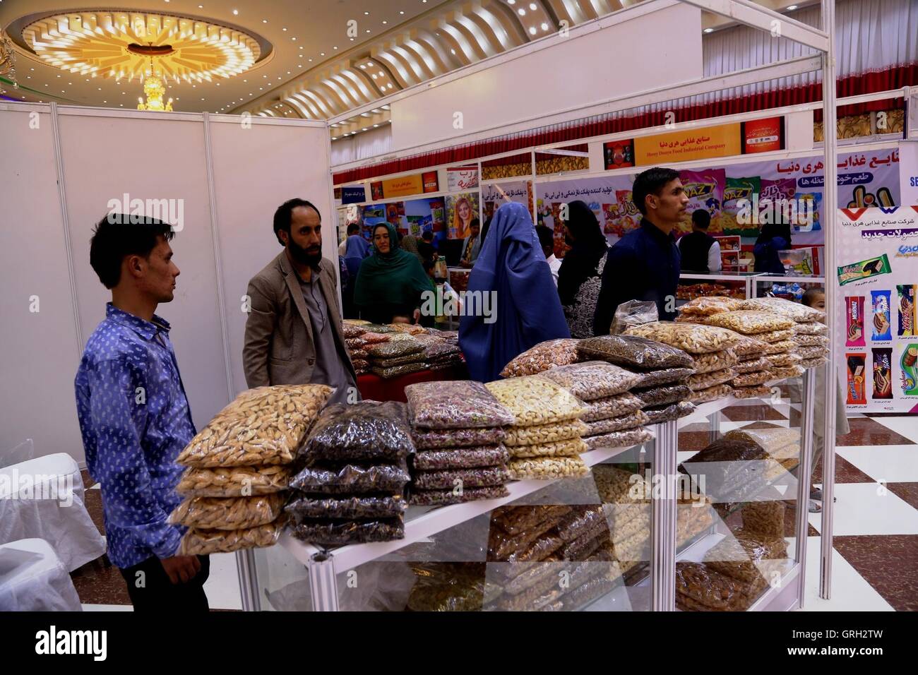 (160908) -- KABUL, Sett. 8, 2016 (Xinhua) -- Venditori di attendere per i clienti in uno stand in occasione di una mostra a Kabul, capitale dell'Afghanistan, sul Sett. 7, 2016. Circa 90 aziende provenienti da Afghanistan e Iran mettere i loro prodotti sul display in 100 bancarelle e cabine a quattro giorni di esposizione. (Xinhua/Rahmat Alizadah) (lr) Foto Stock