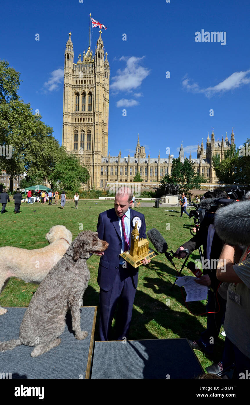 Londra, Regno Unito. 8 Settembre, 2016. Jonathan Reynolds MP (Manodopera: Stalybridge, Hyde, Mossley, Longdendale & Dukinfield) vincitore di Westminster cane dell'anno 2016, con Clinton e Kennedy. Credito: PjrNews/Alamy Live News Foto Stock