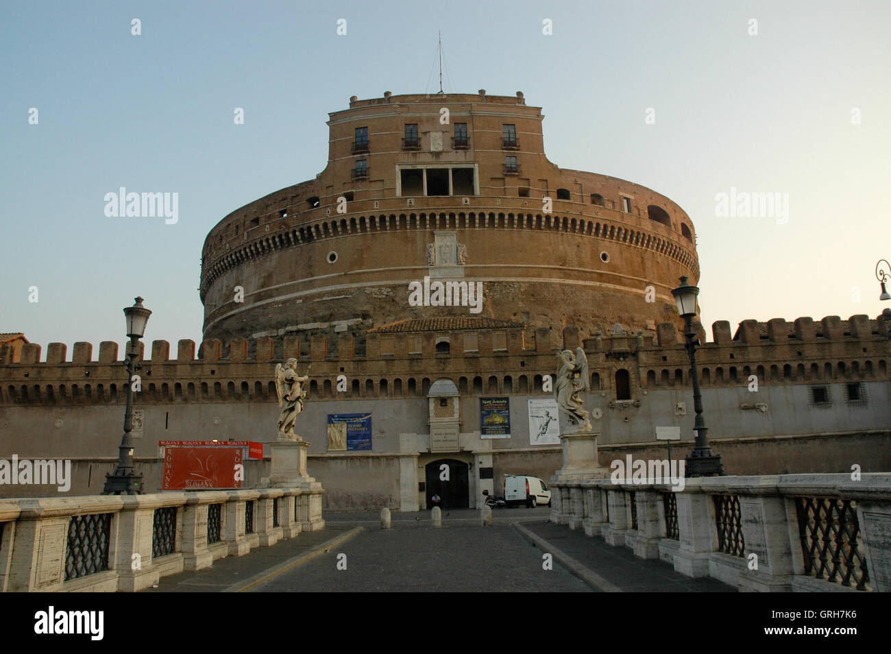 Roma, il mausoleo di Adriano, noto come Castel Sant'Angelo all'alba attraverso il Ponte degli Angeli Foto Stock