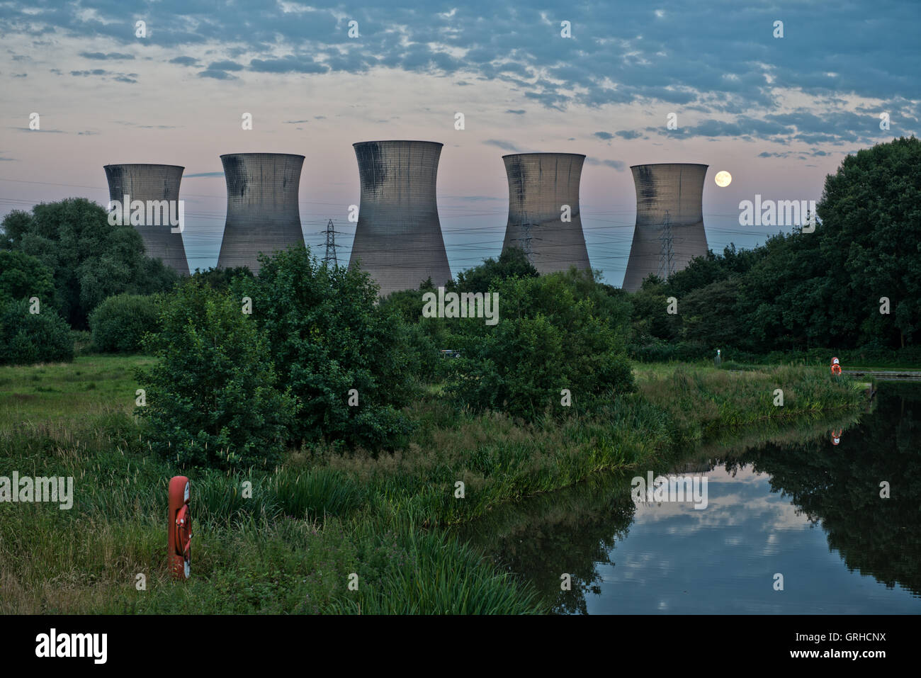 Vista del 'Cinque Fratelli " Torri di raffreddamento lungo con la luna al tramonto, Mercia Marina, Willington, Derbyshire, England, Regno Unito Foto Stock