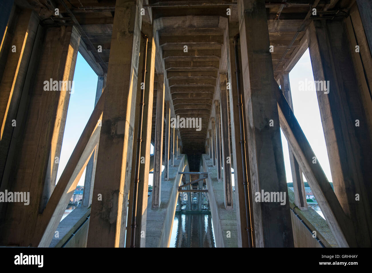 Al di sotto del Royal Tweed Ponte a Berwick Upon Tweed, Northumberland England Regno Unito Foto Stock