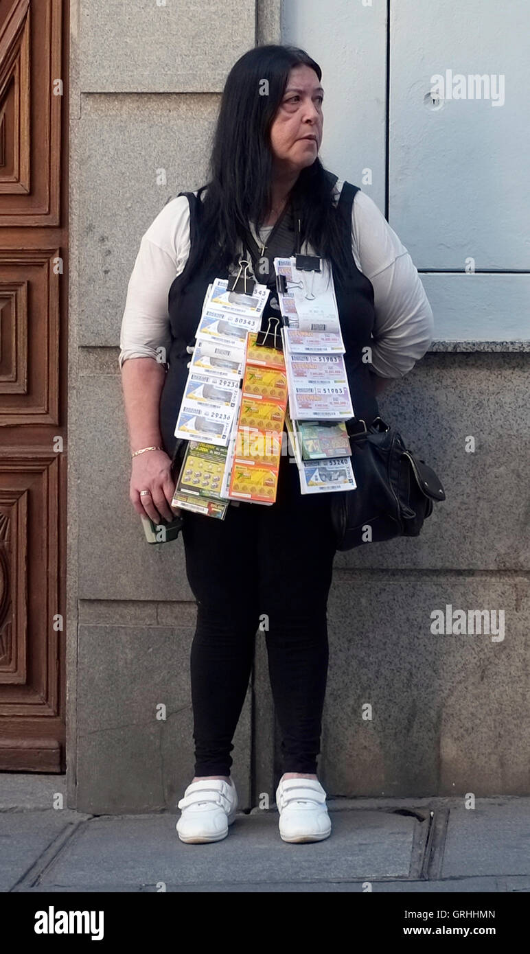 Un biglietto della lotteria venditore sorge su una strada a Segovia, in Spagna il 22 agosto 2016. Copyright fotografia John Voos Foto Stock