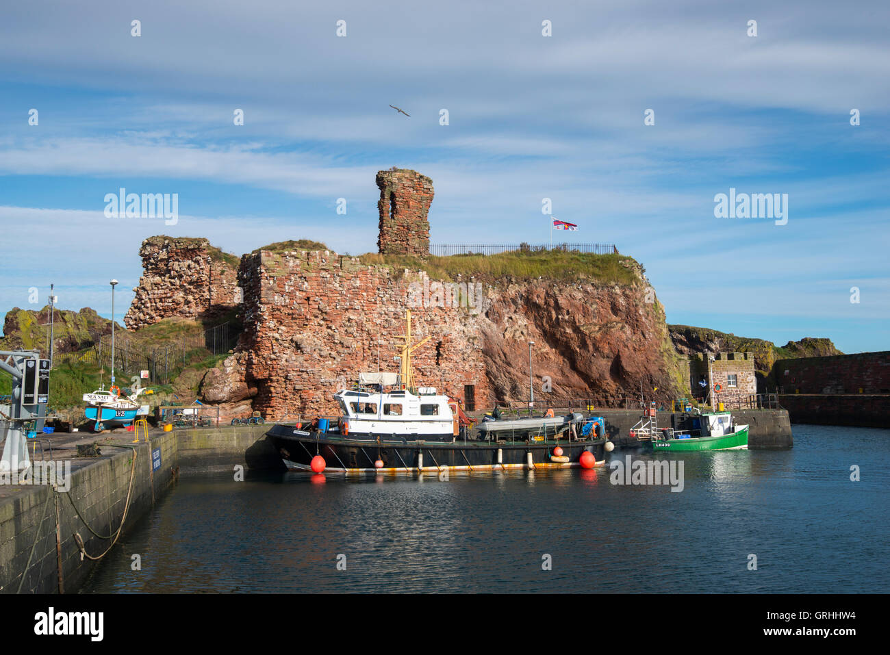 Il porto e le rovine del castello a Dunbar, East Lothian Scotland Regno Unito Foto Stock
