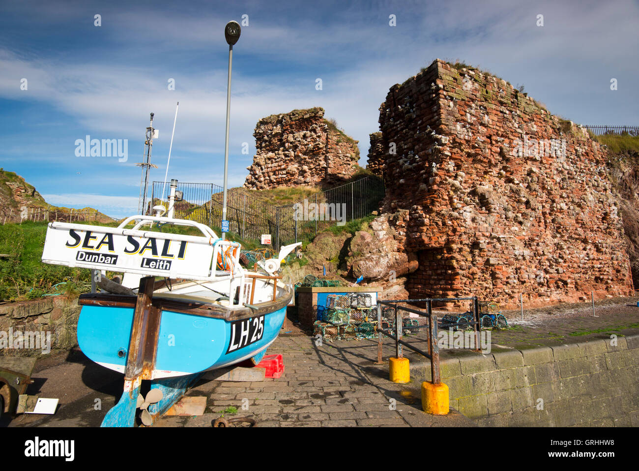 Il porto e le rovine del castello a Dunbar, East Lothian Scotland Regno Unito Foto Stock