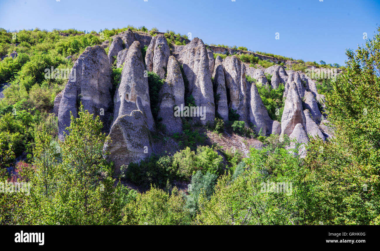 Una vista di Reselski kukli rcks phenomenom, vicino vilage Reselets, circa 100 km da Sofia, Bulgaria. Foto Stock