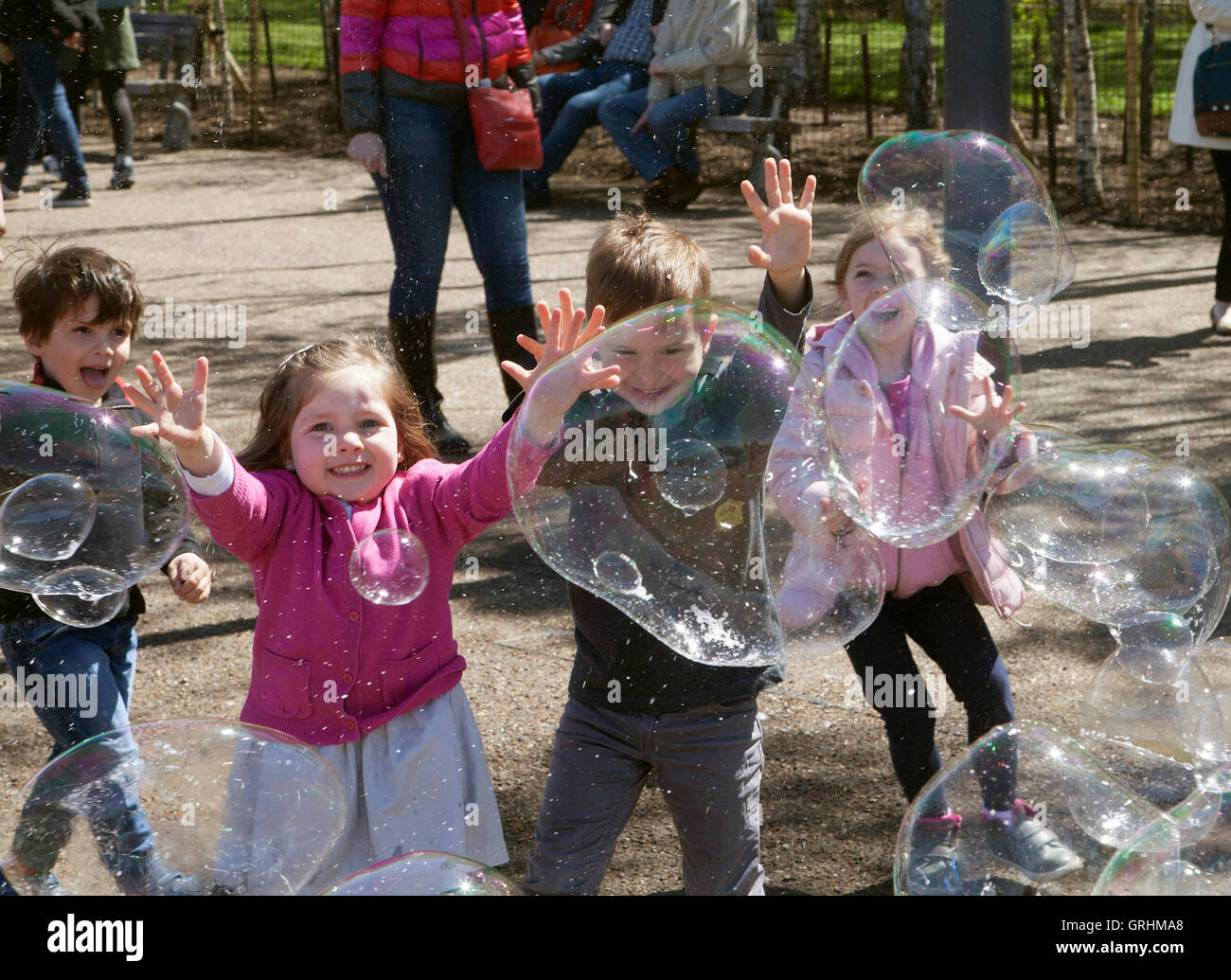I bambini giocano a bolle di sapone immagini e fotografie stock ad alta  risoluzione - Alamy