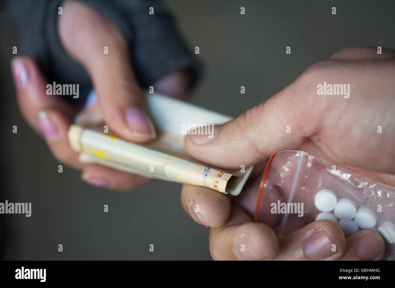 Close up addict acquisto di dose dal concessionario di farmaco Foto Stock