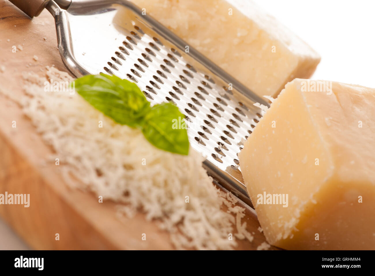 Formaggio parmigiano isolate su sfondo bianco Foto Stock