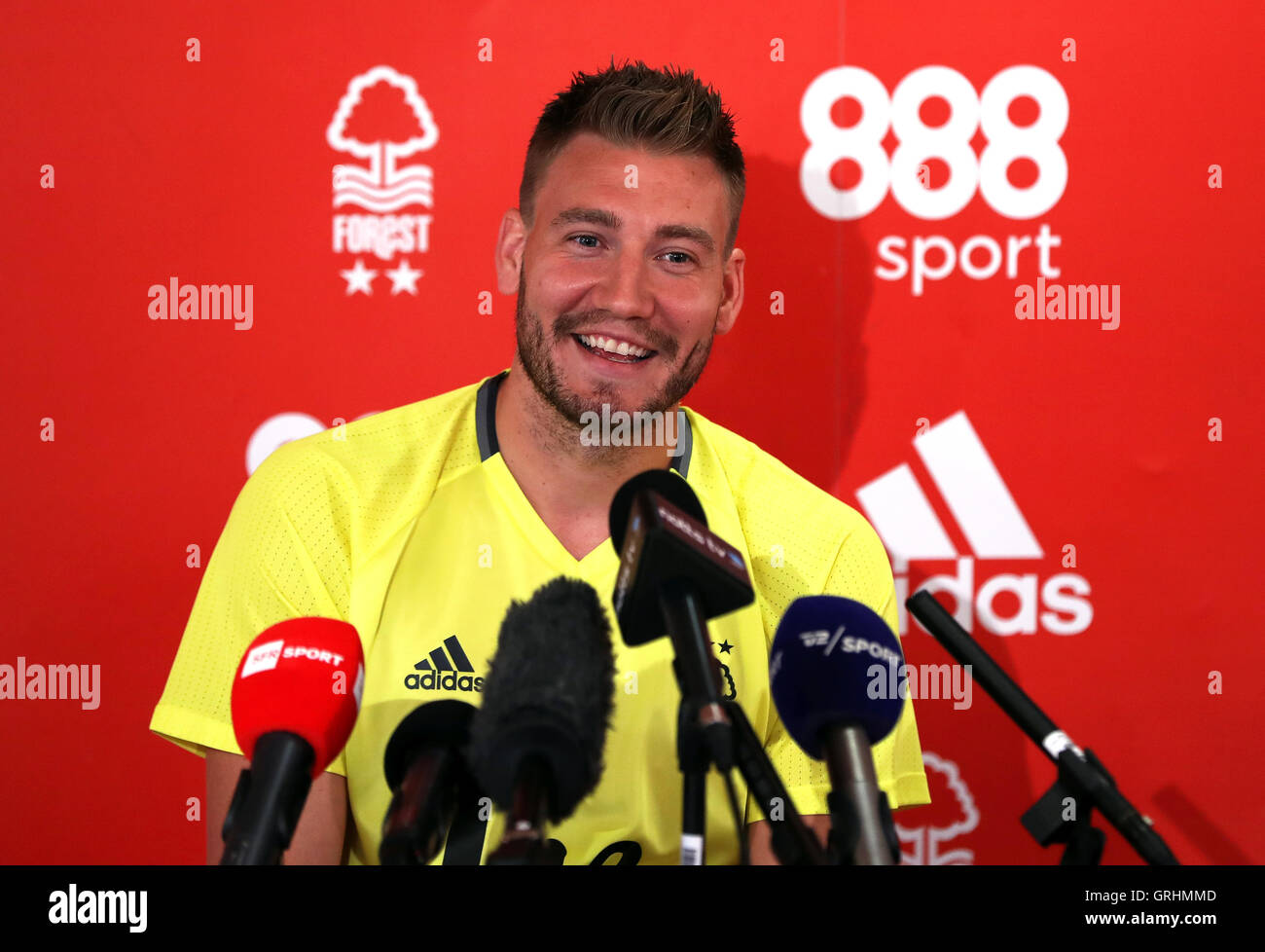 Il Nottingham Forest è di nuovo la firma di Nicklas Bendtner durante un photocall presso la città Massa, Nottingham. Stampa foto di associazione. Picture Data: Mercoledì 7 Settembre, 2016. Il Nottingham Forest hanno completato la firma dell ex arsenale scontrino Nicklas Bendtner su un contratto di due anni. Vedere PA storia SOCCER foresta. Foto di credito dovrebbe leggere: Simon Cooper/filo PA. Restrizioni: solo uso editoriale nessun uso non autorizzato di audio, video, dati, calendari, club/campionato loghi o 'live' servizi. Online in corrispondenza uso limitato a 75 immagini, nessun video emulazione. Nessun uso in scommesse, giochi o singoli club/campionato/play Foto Stock