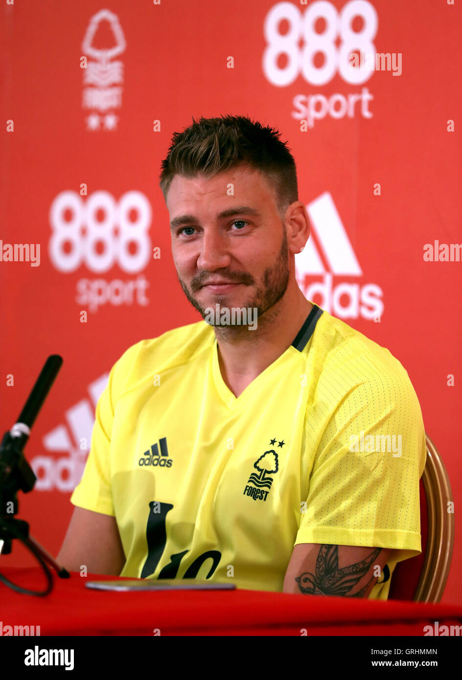 La nuova firma di Nottingham Forest Nicklas Bendtner durante una fotocellula al City Ground, Nottingham. PREMERE ASSOCIAZIONE foto. Data immagine: Mercoledì 7 settembre 2016. Nottingham Forest ha completato la firma dell'ex attaccante dell'Arsenale Nicklas Bendtner con un contratto di due anni. Scopri la storia della Pennsylvania SOCCER Forest. Il credito fotografico dovrebbe essere: Simon Cooper/PA Wire. RESTRIZIONI: Nessun utilizzo con audio, video, dati, elenchi di apparecchi, logo di club/campionato o servizi "live" non autorizzati. L'uso in-match online è limitato a 75 immagini, senza emulazione video. Nessun utilizzo nelle scommesse, nei giochi o nel singolo club/campionato/gioco Foto Stock