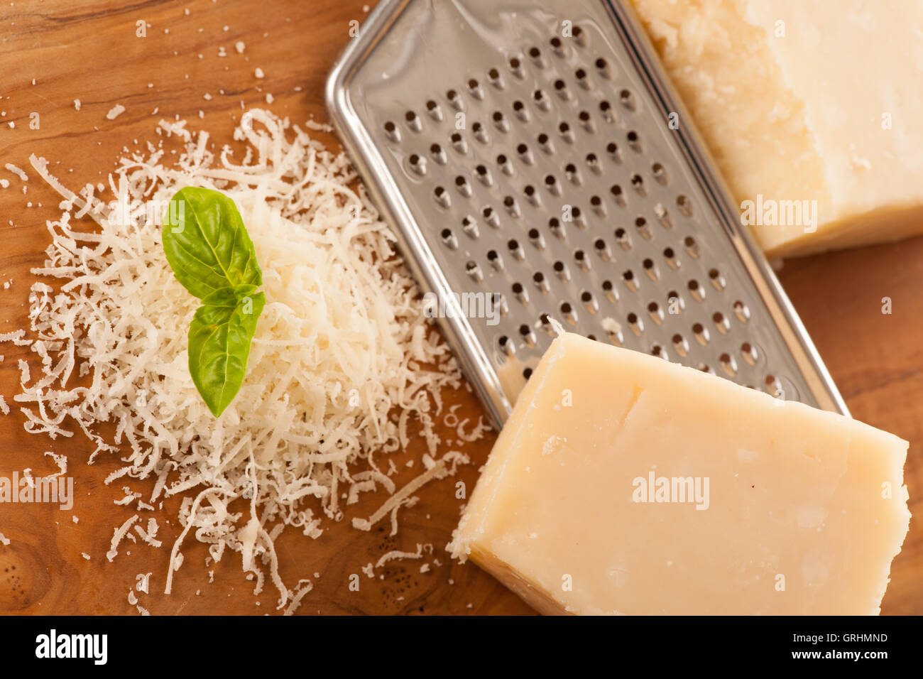 Formaggio parmigiano isolate su sfondo bianco Foto Stock