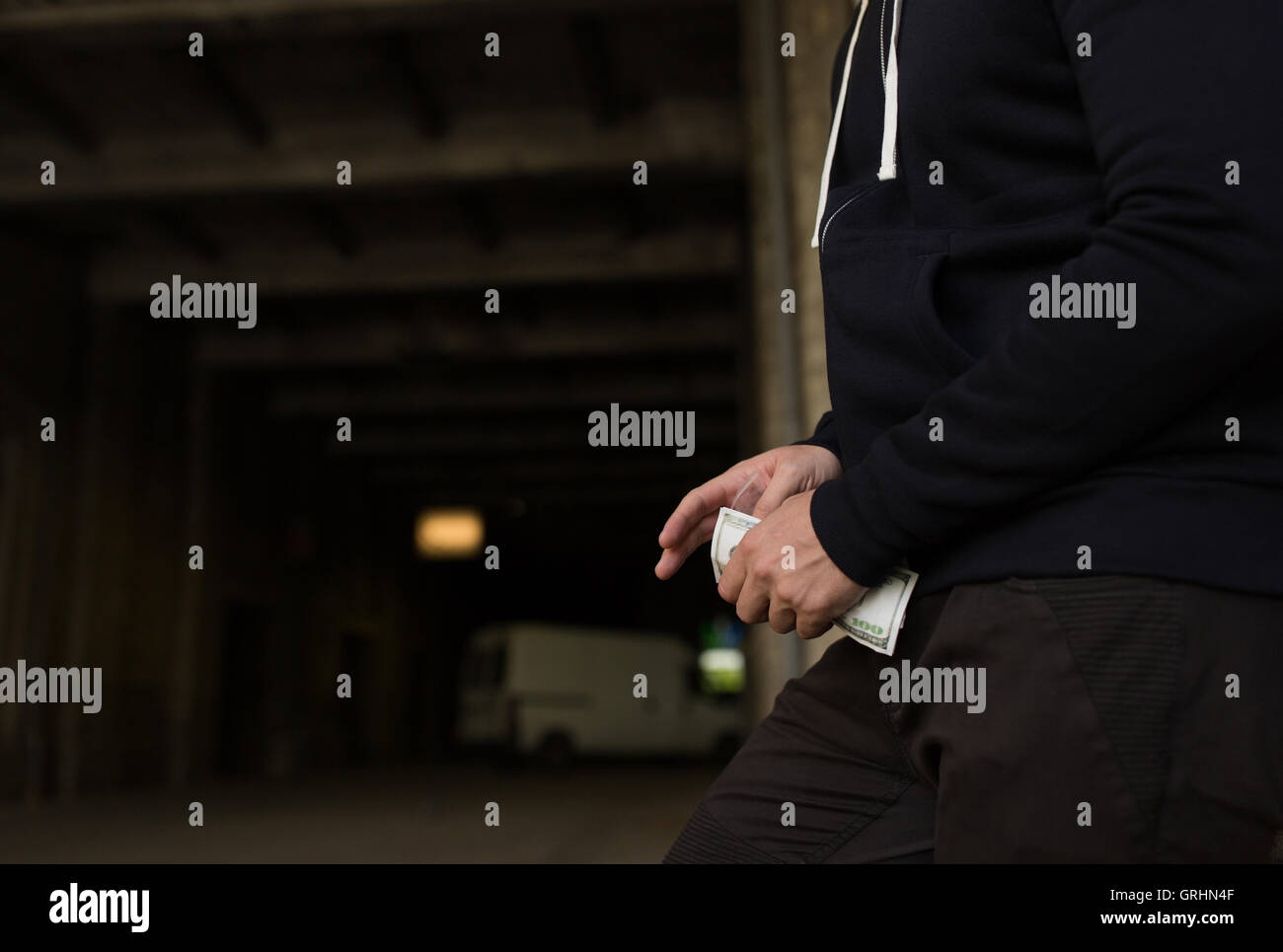 Chiusura del tossicodipendente o spacciatore mani con denaro Foto Stock