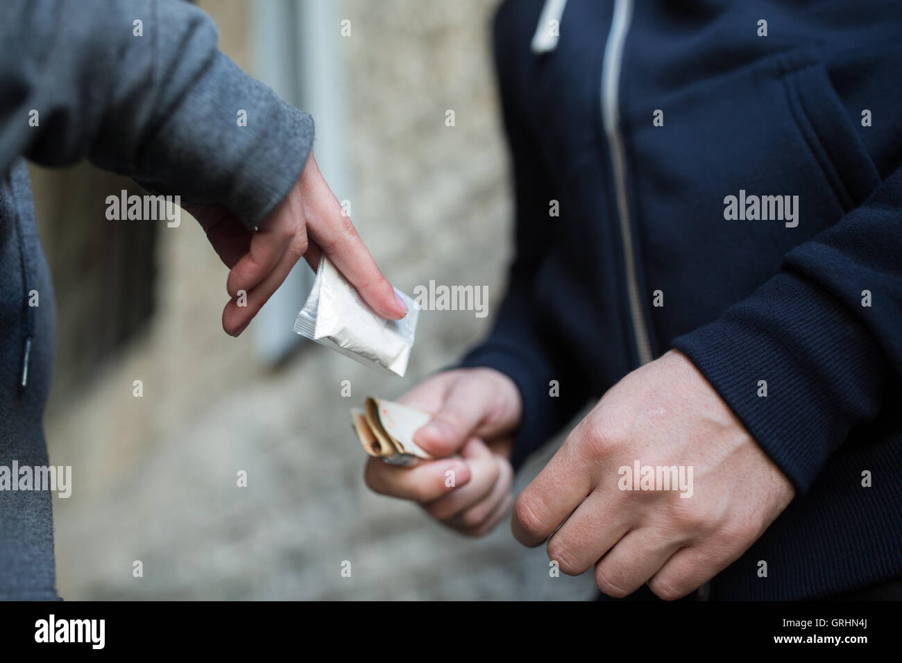 Close up addict acquisto di dose dal concessionario di farmaco Foto Stock