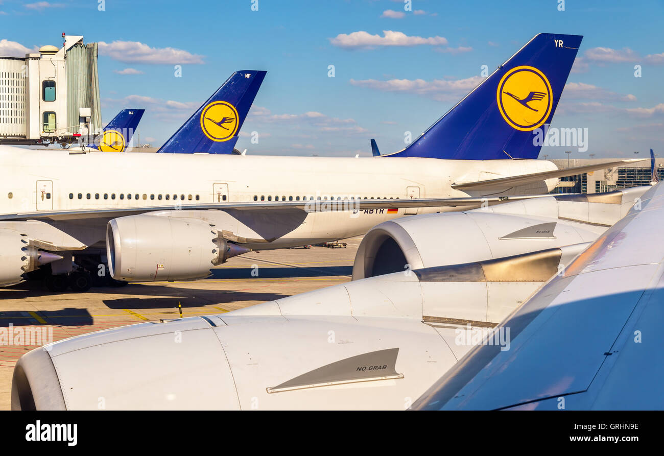 Aerei Lufthansa all'aeroporto internazionale di Francoforte Foto Stock