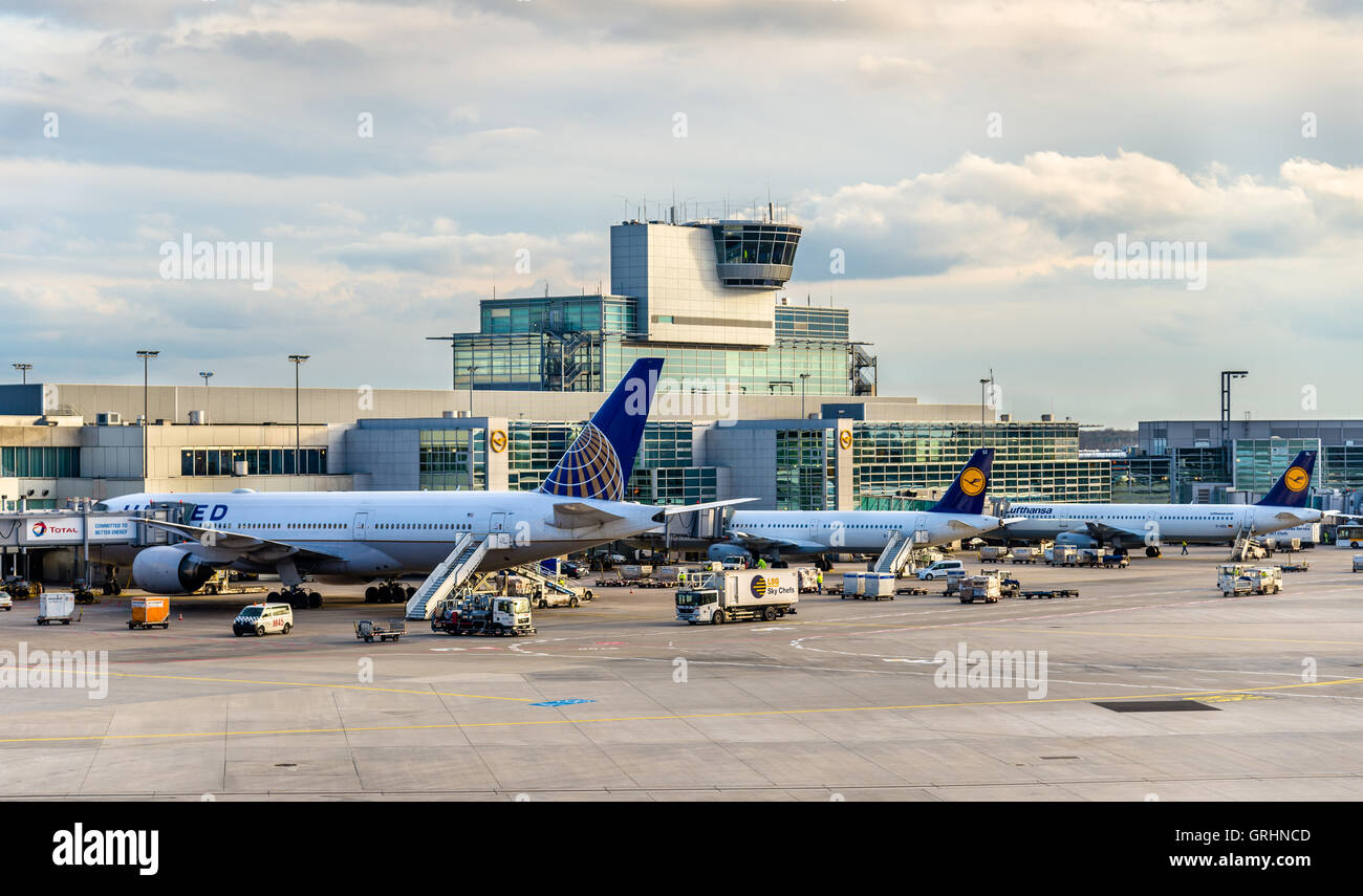 Aeromobili presso l'aeroporto internazionale di Francoforte. Foto Stock