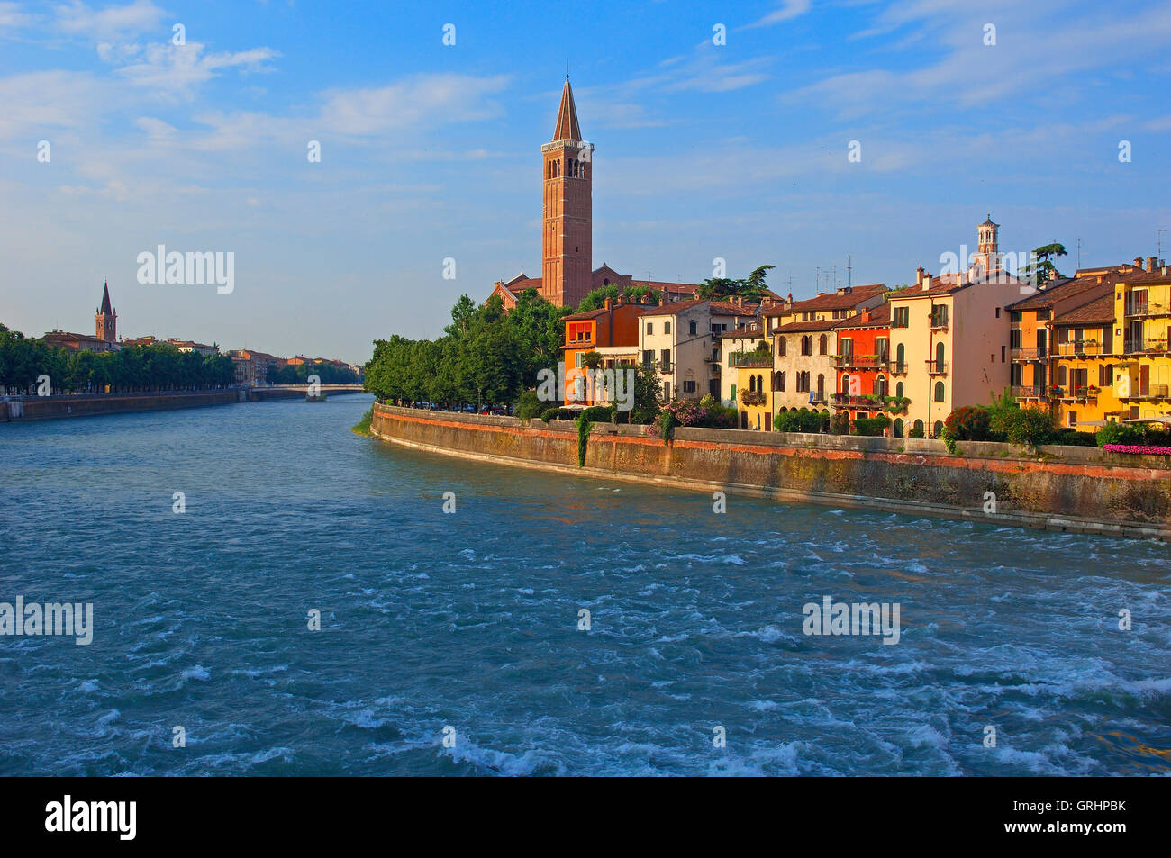 Chiesa di Santa Anastasia, fiume Adige, Verona, Veneto, Italia Foto Stock