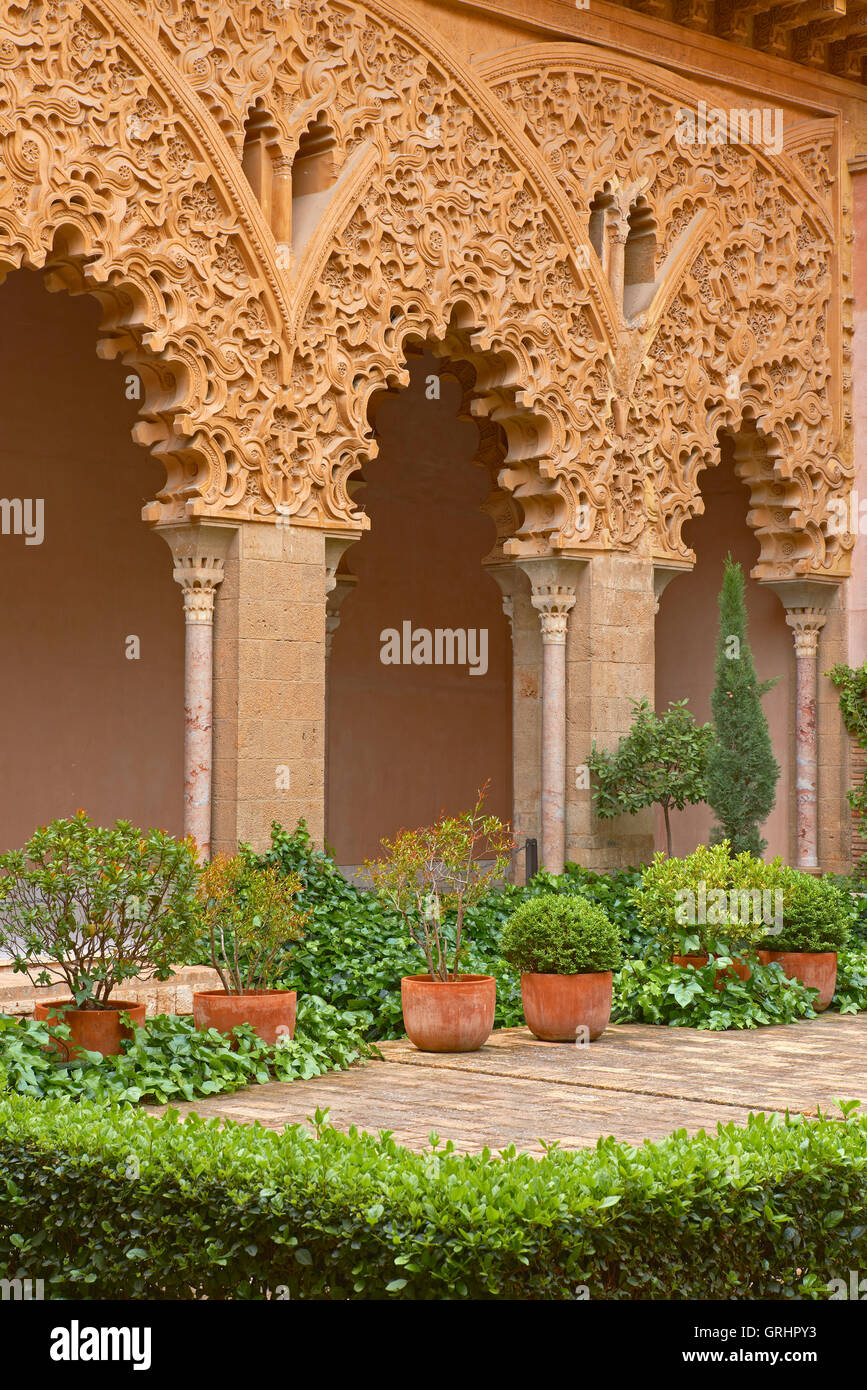 La Castillo de la Aljafería, Santa Isabel cortile, Saragozza, Castillo de la Aljafería Palace. Cortes de Arag-n, parlamento autonomo, Saragozza, Aragona, Sp Foto Stock