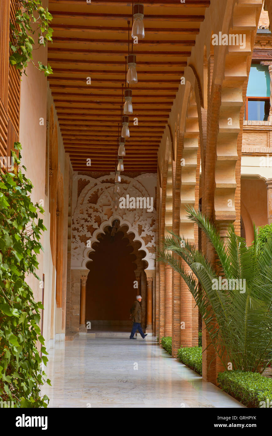 La Castillo de la Aljafería, Santa Isabel cortile, Saragozza, Castillo de la Aljafería Palace. Cortes de Arag-n, parlamento autonomo, Saragozza, Aragona, Sp Foto Stock