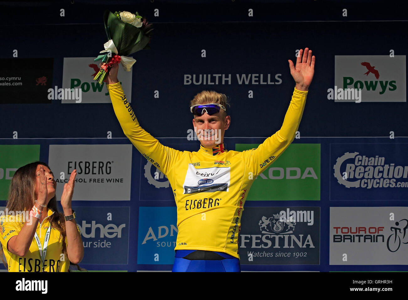 Julien Vermote di Etixx Quick Step con la maglia gialla dopo la fase quattro del 2016 Tour della Gran Bretagna. Foto Stock