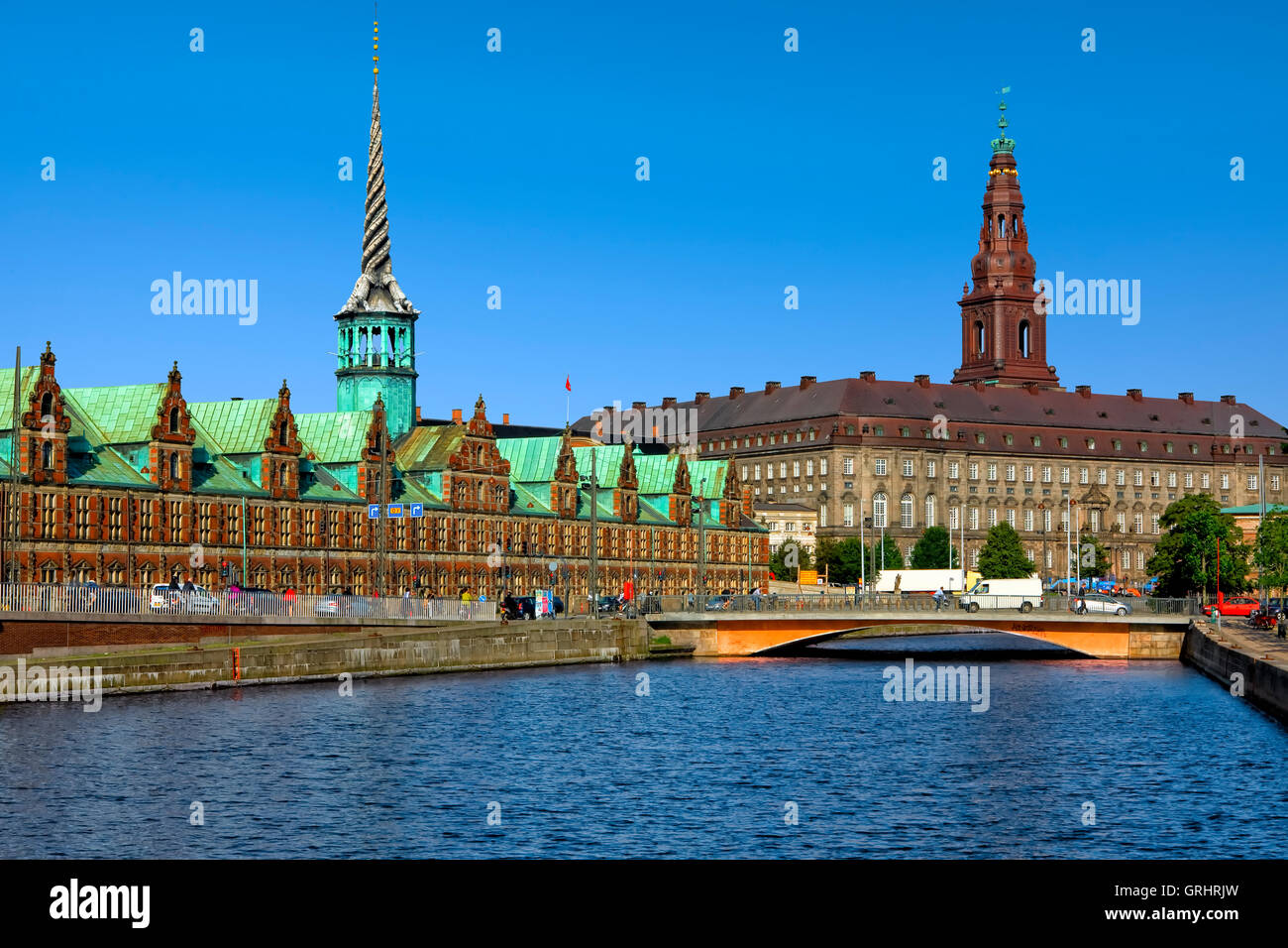 L'edificio dello Stock Exchange e il castello di Christianborg in Copenhagen Foto Stock