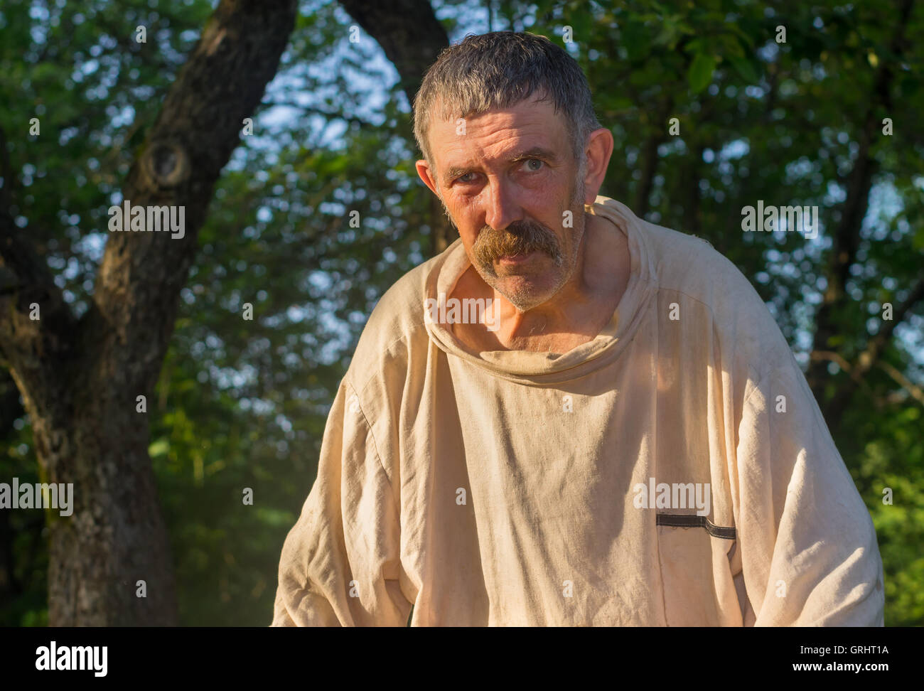 Ritratto di stanchi apicoltore indossare biancheria sporca shirt al luogo di lavoro Foto Stock