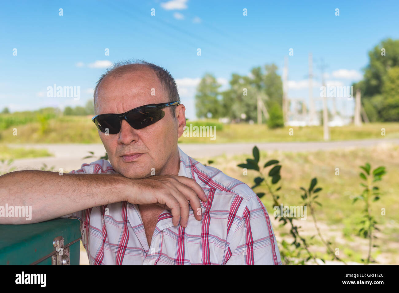 Outdoor ritratto della coppia uomo caucasico in nero occhiali da sole Foto Stock