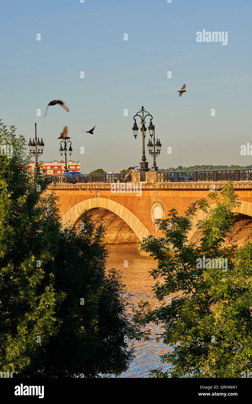 Pont de Pierre (Ponte di Pietra) Bordeaux, Gironde, Aquitania, in Francia, in Europa Foto Stock
