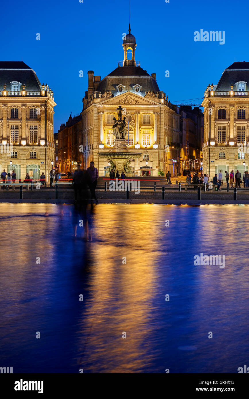 Place de la Bourse di notte, Bordeaux, Gironde, Aquitania, in Francia, in Europa Foto Stock