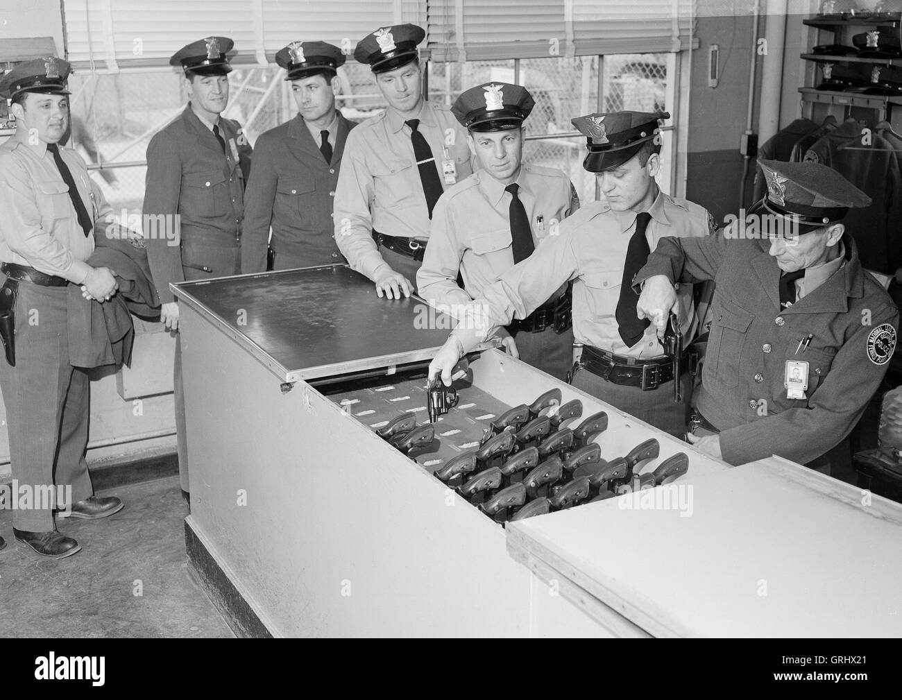 Energia nucleare dipartimento poliziotti di controllare le loro 38 calibro rivoltelle prima della pratica presso il poligono di tiro a materie prime per mangimi centro di produzione o Fernald 1959 in Crosby Township, Ohio. Fernando prodotto uranio utilizzato nella bomba nucleare di produzione fino al 1989. Foto Stock